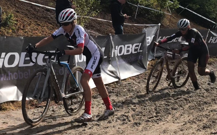 Frauen in einem Radcross-Rennen