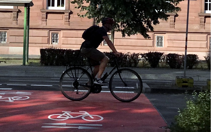 Fahrradfahrer im Gegenlicht
