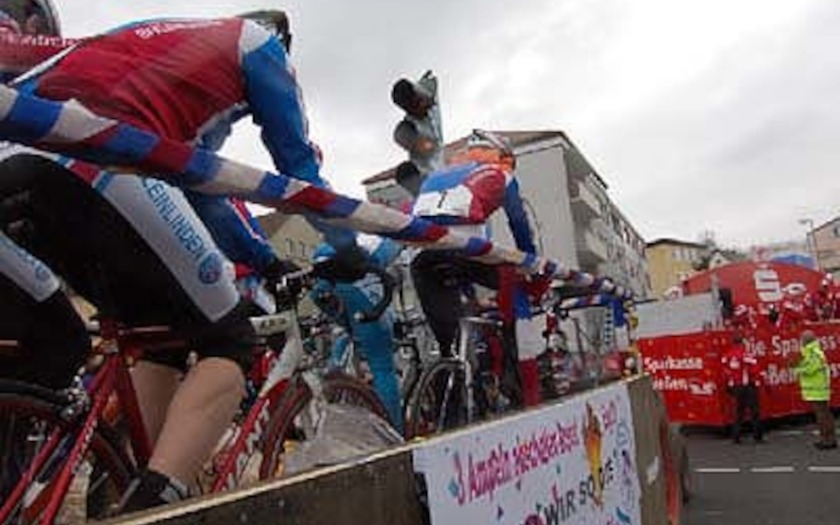 Motivwagen der Radfahrervereinigung 1904/27 Gießen-Kleinlinden beim Faschingsumzug im Jahr 2006 in Gießen