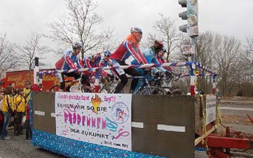 Motivwagen der Radfahrervereinigung 1904/27 Gießen-Kleinlinden beim Faschingsumzug im Jahr 2006 in Gießen