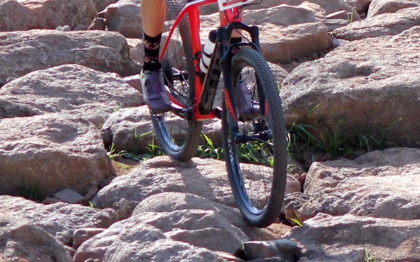 Mountainbike in einem Steinfeld