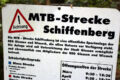 Infotafel an der Einfahrt zur Freeride-Strecke am Gießener Schiffenberg
