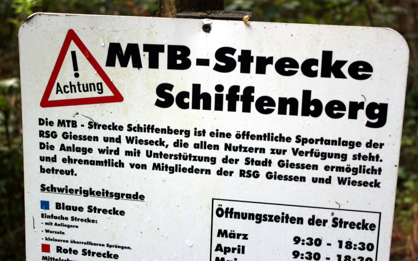 Infotafel an der Einfahrt zur Freeride-Strecke am Gießener Schiffenberg