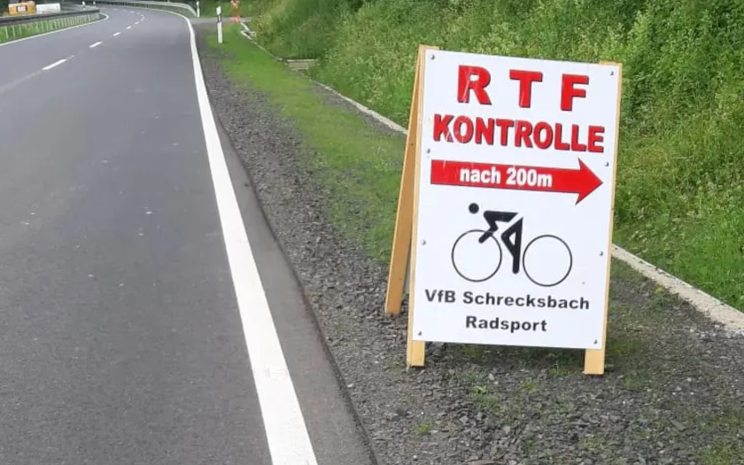 Wegweiser bei der Radtourenfahrt des VfB Schrecksbach.