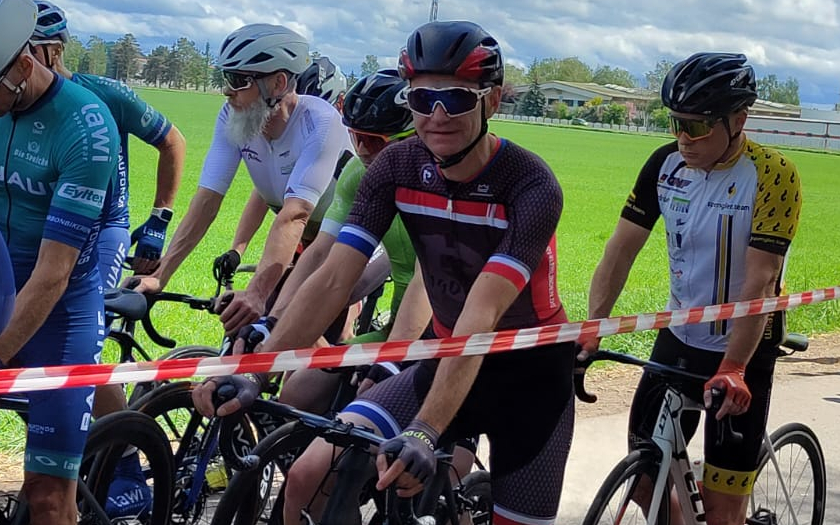 Alexander Koop (Mitte) mit Dirk Rademacher an seinem Hinterrad am Start der Hessenmeisterschaft Straße 2024