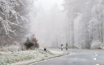 Radfahrende in einer winterlichen Landschaft