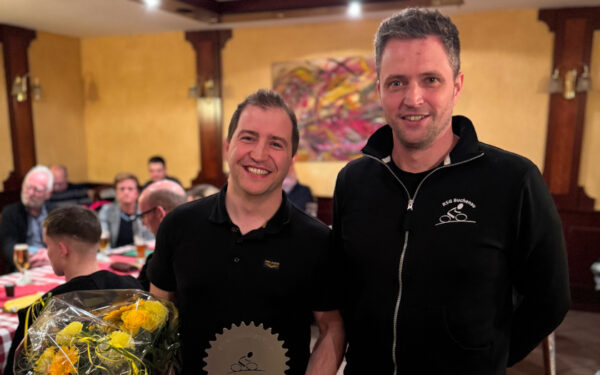 Ehrung von Ron Pfeifer (links) durch Kevin Pfeifer im Mitgliederversammlung der Radsportgemeinschaft Buchenau
