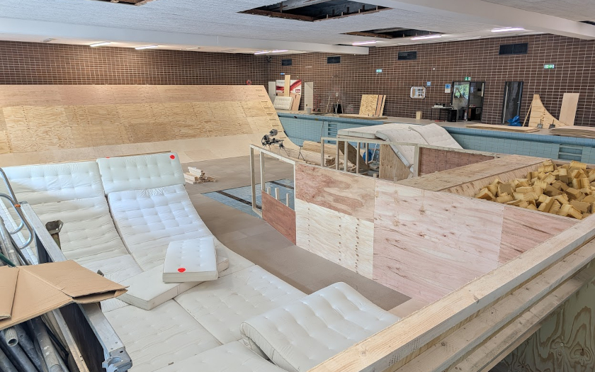 Im Bau befindliche BMX-Bahnen im ehemaligen Schul- und Trainingsbad am Woog in Darmstadt