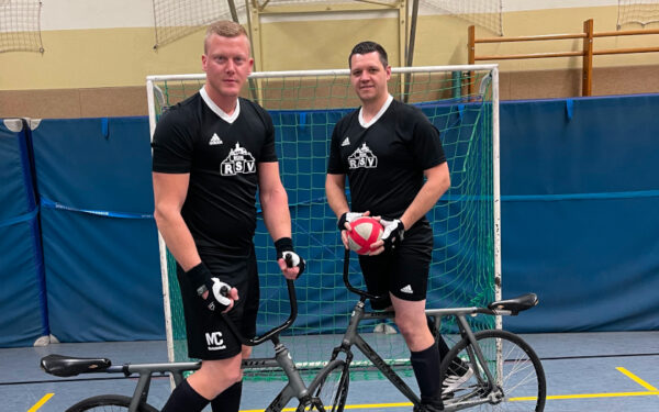 Die Radball-Spieler Kai Kraft (links) und Steven Johncox vom RSV Krofdorf-Gleiberg