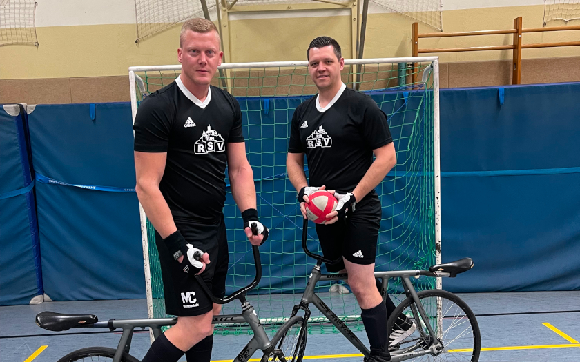 Die Radball-Spieler Kai Kraft (links) und Steven Johncox vom RSV Krofdorf-Gleiberg