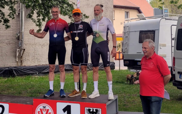 Podium der Hessenemeisterschaft Straße 2026 in der Klasse Masters 3: (von links) Alexander Koop, Adam Waniek und Christian Schmidt.