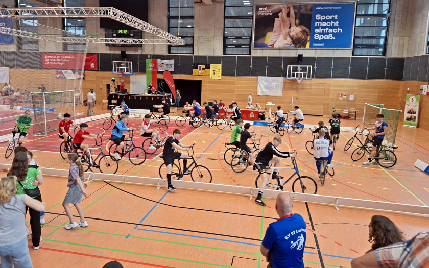 Blick auf die Mannschaften bei der Radball-DM der U17 in Moers