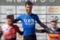 Noah Jung im Trikot des Team DELTA-BIKE XC auf einem Siegerpodest