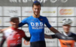 Noah Jung im Trikot des Team DELTA-BIKE XC auf einem Siegerpodest