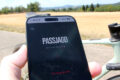 Mobiltelefon mit aufgerufener Webseite von passjagd.de