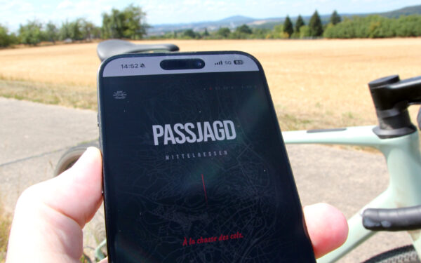 Mobiltelefon mit aufgerufener Webseite von passjagd.de