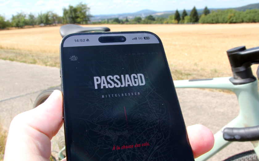 Mobiltelefon mit aufgerufener Webseite von passjagd.de