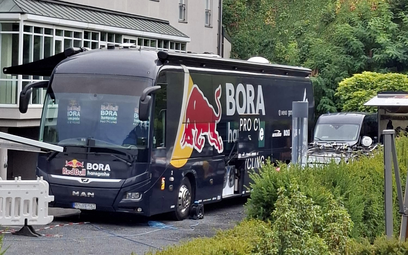Ein Teamfahrzeug steht geparkt am Rande der Lidl Deutscland Tour