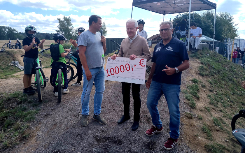 Spende im Rahmen des ersten MTB-Contest im Bike Park Mücke