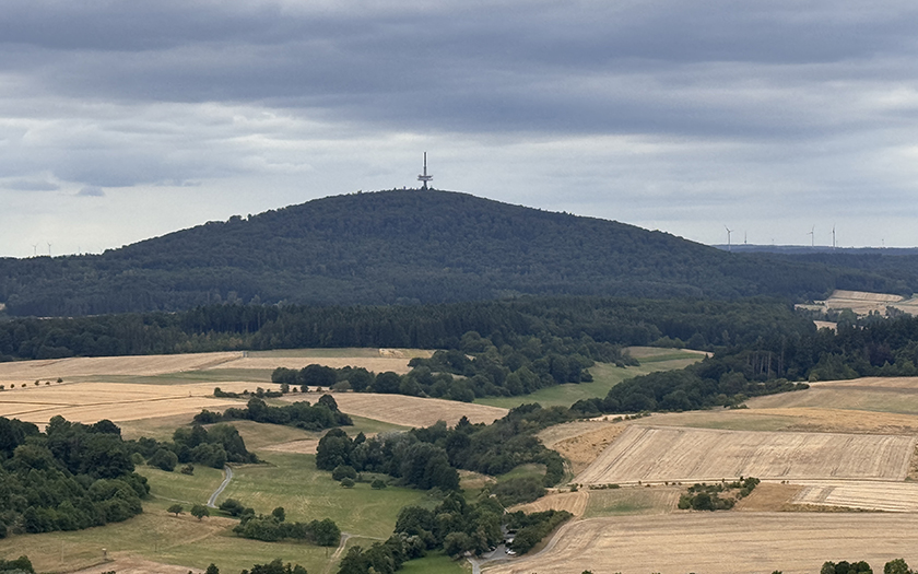Blick von der Burg Gleiberg auf den Dünsberg