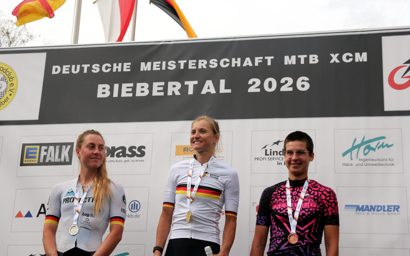 Podium der Frauen bei der Deutschen Meisterschaft im Mountainbike Marathon im Rahmen des 20. Dünsberg Bike & Gravel Marathon