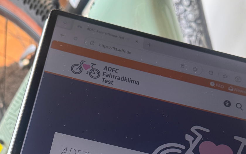 Tablet mit Blick auf Webseite des ADFC-Fahrradklima-Tests